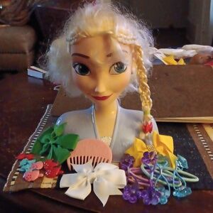 ❤️ FINAL REDUCTION.  Disney Frozen Elsa Styling Head With Accessories